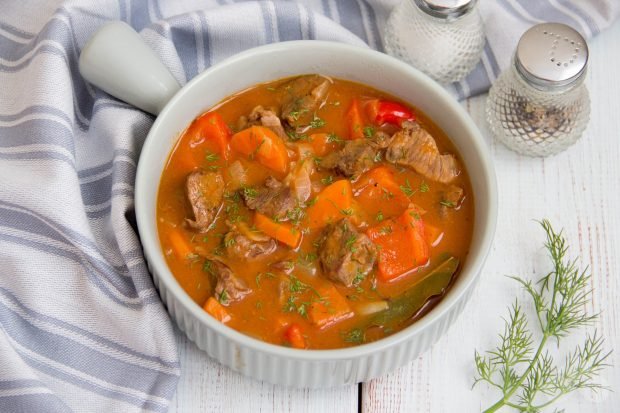 Beef and vegetable goulash with gravy