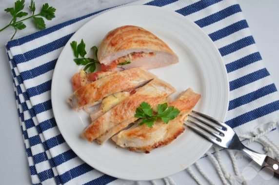 Stuffed chicken fillet with tomatoes and mozzarella: photo of recipe preparation, step 7