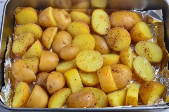 Baked new potatoes in a rustic way: photo of recipe preparation, step 4