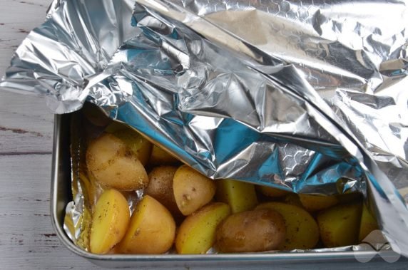 Baked new potatoes in a rustic way: photo of recipe preparation, step 3