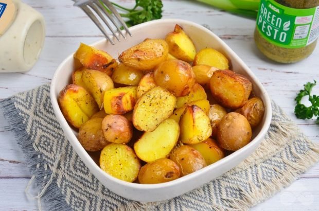 Baked new potatoes in a rustic way