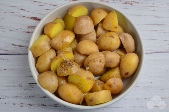 Baked new potatoes in a rustic way: photo of recipe preparation, step 2