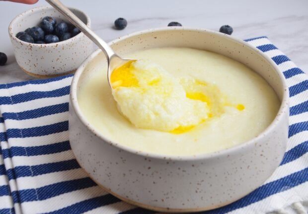 Thick semolina porridge with milk