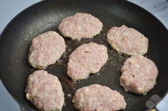 Classic recipe for meat cutlets: photo of recipe preparation, step 5