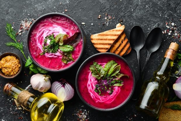 Thick borscht with cream 