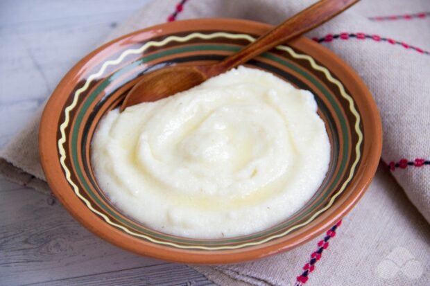 Semolina porridge with milk without lumps