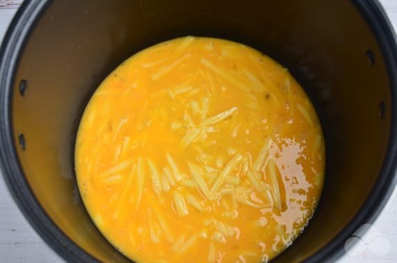 Cheese omelet in a slow cooker: photo of recipe preparation, step 4