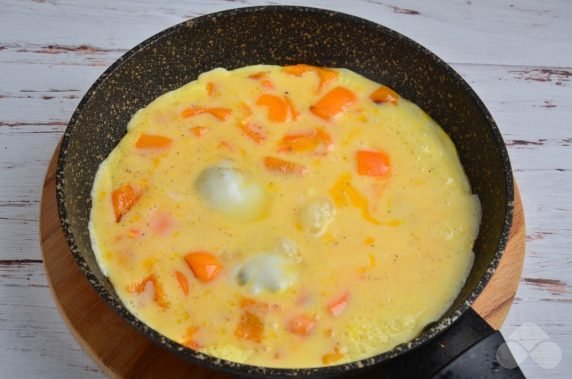 Omelet with bell pepper and feta: photo of recipe preparation, step 4