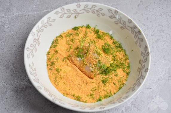 Pollock fillet baked in breadcrumbs: photo of recipe preparation, step 4