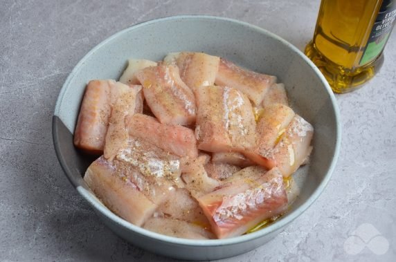 Pollock fillet baked in breadcrumbs: photo of recipe preparation, step 1