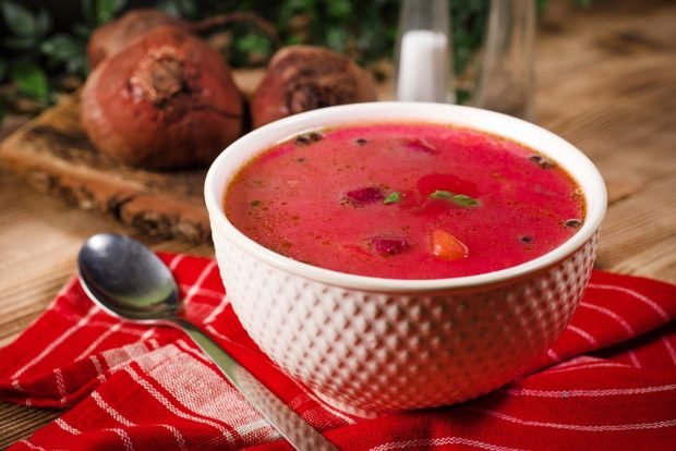 Borscht with sauerkraut and sour cream