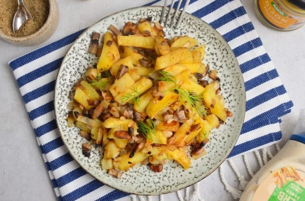 Fried potatoes with mushrooms in a slow cooker