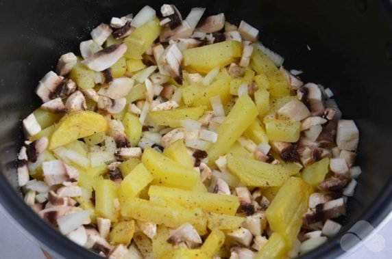 Fried potatoes with mushrooms in a slow cooker: photo of recipe preparation, step 4