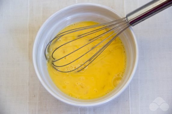 Omelet with milk: photo of recipe preparation, step 1