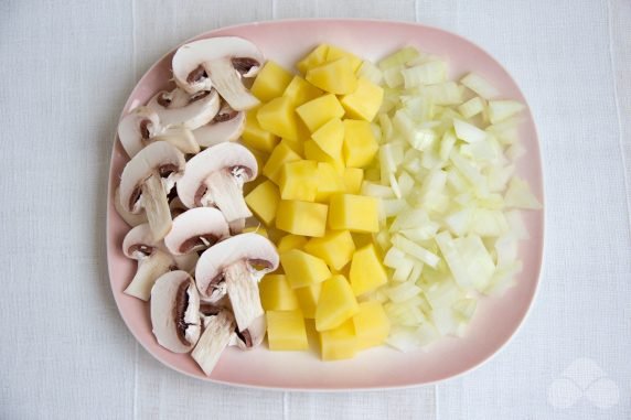 Vegetable stew with pork and mushrooms: photo of recipe preparation, step 3