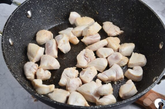 Cabbage stewed with chicken: photo of recipe preparation, step 3
