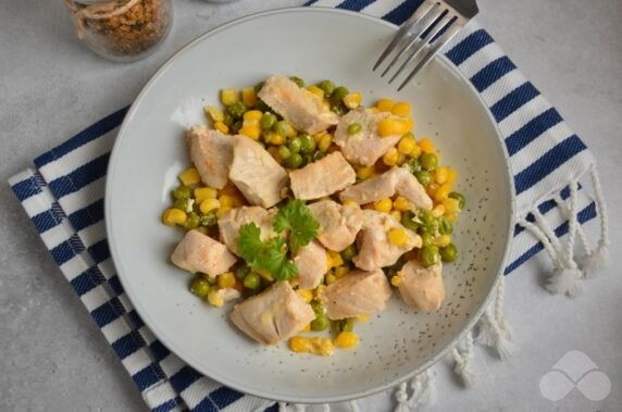 Chicken fillet in cream with peas and corn: photo of recipe preparation, step 5
