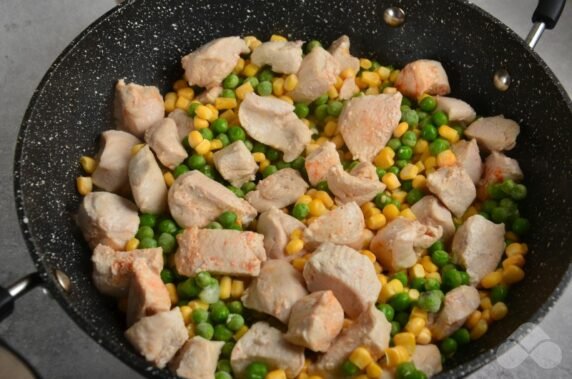 Chicken fillet in cream with peas and corn: photo of recipe preparation, step 3