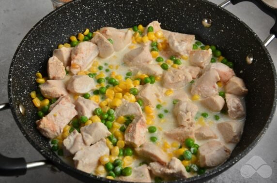 Chicken fillet in cream with peas and corn: photo of recipe preparation, step 4