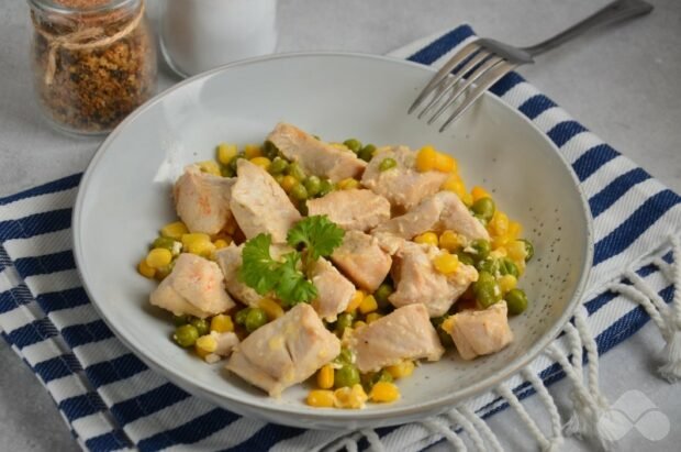 Chicken fillet in cream with peas and corn