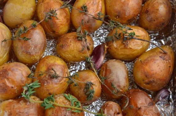 New potatoes in a rustic way: photo of recipe preparation, step 6