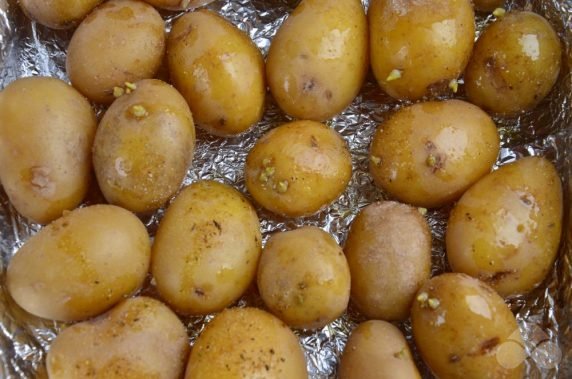 New potatoes in a rustic way: photo of recipe preparation, step 4