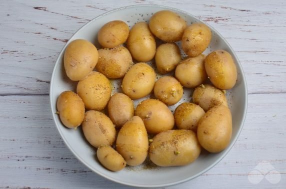 New potatoes in a rustic way: photo of recipe preparation, step 2