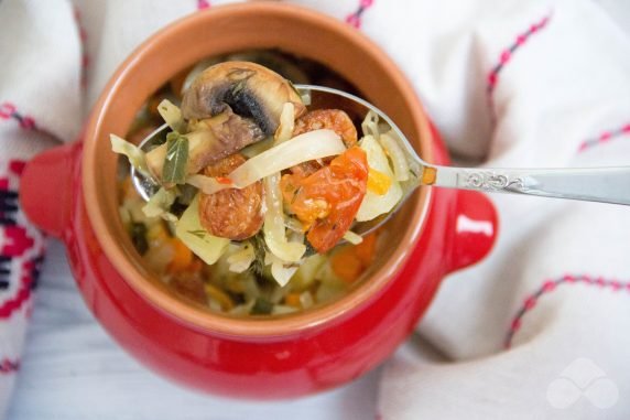 Vegetable stew with hunting sausages in pots: photo of recipe preparation, step 6