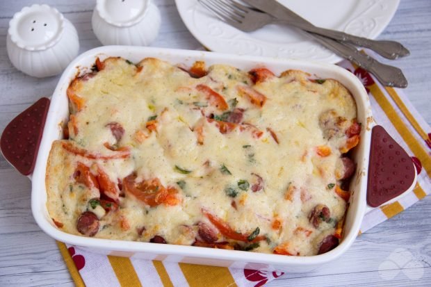 Casserole with bell pepper, tomatoes and hunting sausages