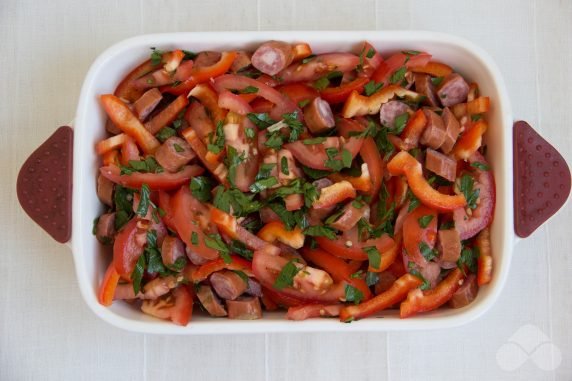 Casserole with bell pepper, tomatoes and hunting sausages: photo of recipe preparation, step 8