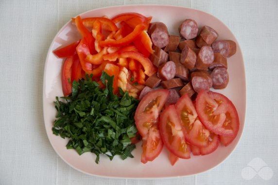 Casserole with bell pepper, tomatoes and hunting sausages: photo of recipe preparation, step 1