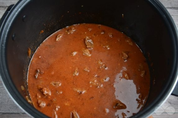 Beef goulash in a slow cooker: photo of recipe preparation, step 7
