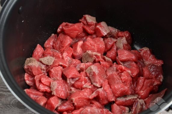 Beef goulash in a slow cooker: photo of recipe preparation, step 3