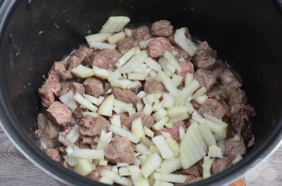 Beef goulash in a slow cooker: photo of recipe preparation, step 4