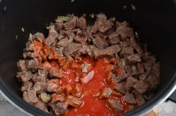 Beef goulash in a slow cooker: photo of recipe preparation, step 5