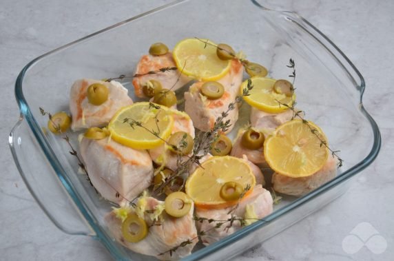 Baked chicken fillet with lemon and olives: photo of recipe preparation, step 3