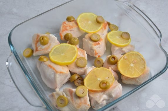 Baked chicken fillet with lemon and olives: photo of recipe preparation, step 2