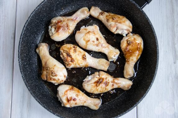 Teriyaki chicken legs in a frying pan: photo of recipe preparation, step 2