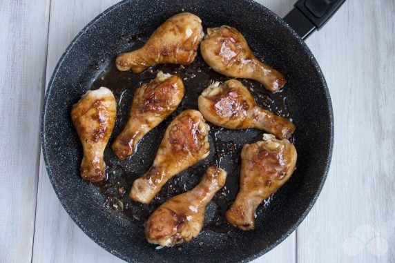 Teriyaki chicken legs in a frying pan: photo of recipe preparation, step 3