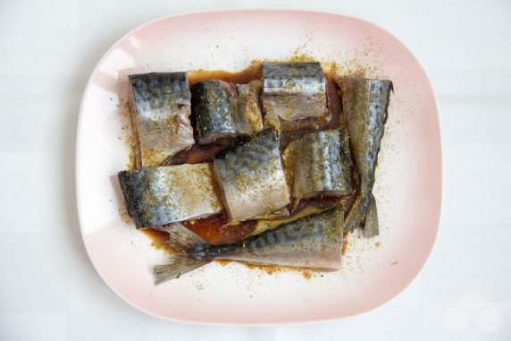 Mackerel slices in the oven: photo of recipe preparation, step 2