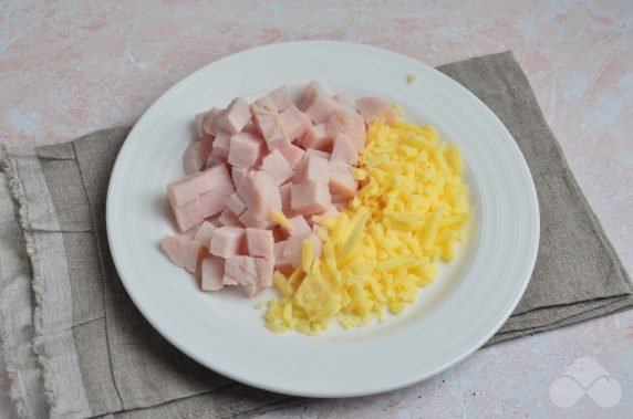 Omelet with ham and cheese: photo of recipe preparation, step 4