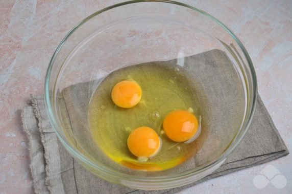 Omelet with ham and cheese: photo of recipe preparation, step 1