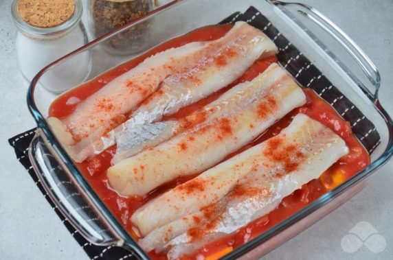 Pollock with tomatoes and paprika in the oven: photo of recipe preparation, step 2