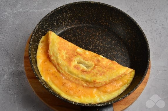 Classic French omelet: photo of recipe preparation, step 5