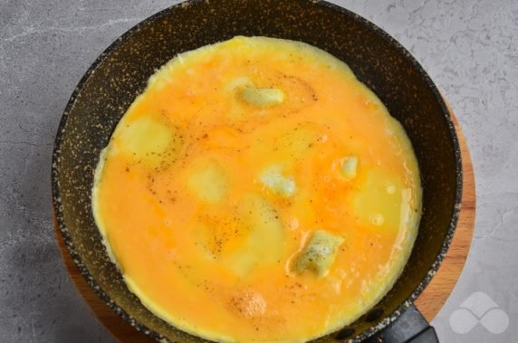 Classic French omelet: photo of recipe preparation, step 4