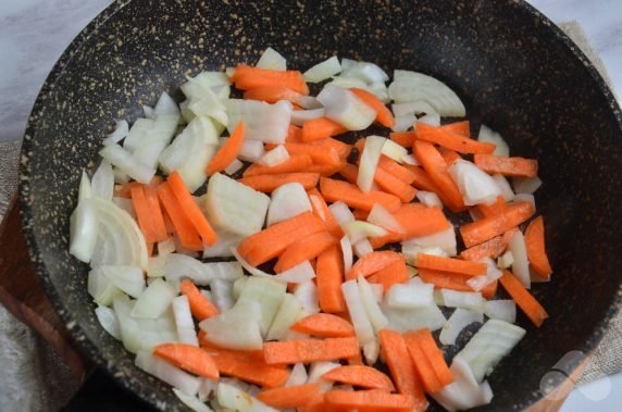 Potato stew with sausage: photo of recipe preparation, step 3