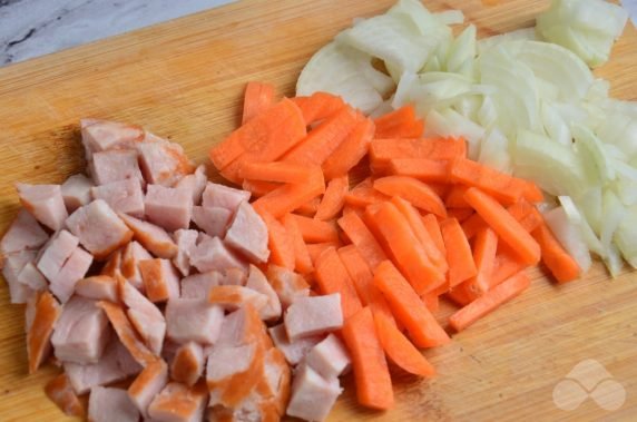 Potato stew with sausage: photo of recipe preparation, step 2