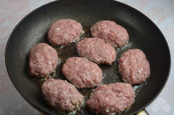 Cutlets in tomato sauce: photo of recipe preparation, step 3