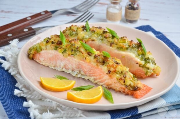 Salmon fillet with mayonnaise, garlic and herbs in the oven