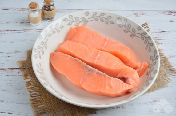 Salmon fillet with mayonnaise, garlic and herbs in the oven: photo of recipe preparation, step 1